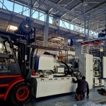 W halach Targów Kielce od tygodnia trwają montaże maszyn, wyprodukowanych przez światowych liderów branży, do przetwórstwa tworzyw sztucznych.